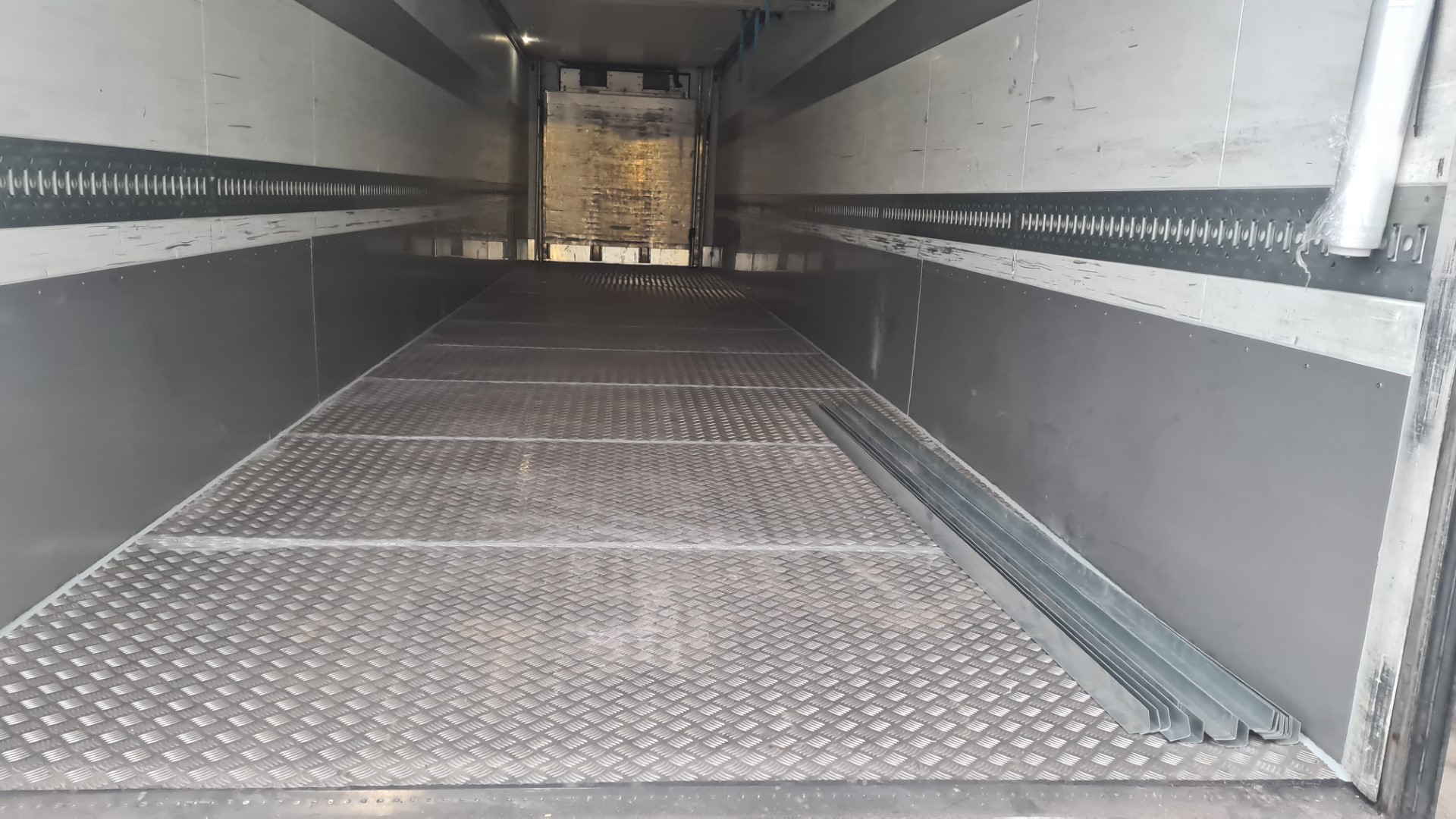 Ogrzewanie plandeki podłogowej w naczepach ciężarówek do ładunków sypkich -  Polcontact